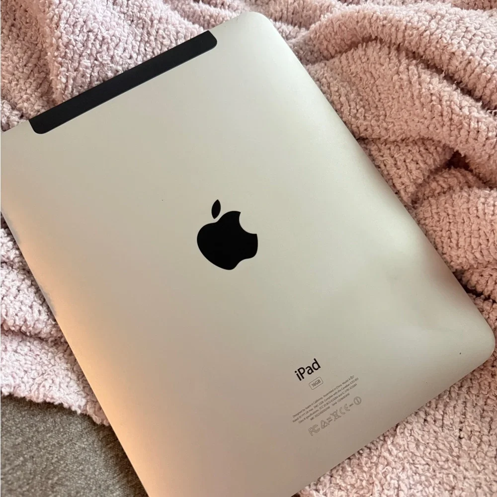 Old School Apple iPad - 16G